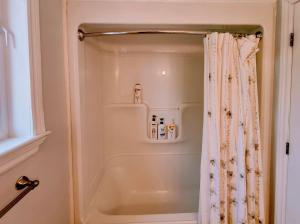 Ένα μπάνιο στο Yuan's Cozy 4BR House in Charlottetown +42 φωτογραφίες