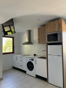 a kitchen with a washer and dryer in it at Casamor in Tollo