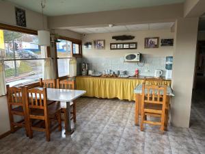 Η κουζίνα ή μικρή κουζίνα στο Hostal Rio Ona +26 φωτογραφίες