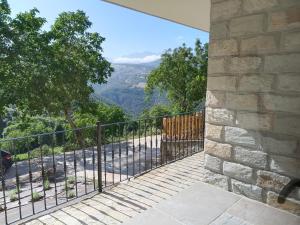 a balcony with a view of the mountains at Casamor in Tollo