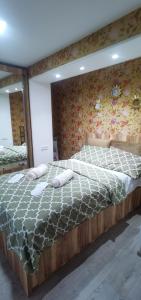 duże łóżko z dwoma poduszkami na górze w obiekcie TEMO'S APARTAMENT IN KUTAISI w Kutaisi
