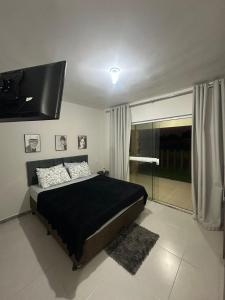 une chambre avec un grand lit et une fenêtre dans l'établissement Apt no Cond. Resort Villa das Águas, à Atalaia 11 autres photos