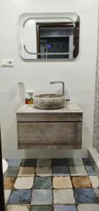 łazienka z umywalką i lustrem w obiekcie TEMO'S APARTAMENT IN KUTAISI w Kutaisi