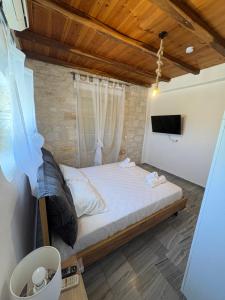 a bedroom with a bed and a tv in a room at Casa Maximos in Santa Maria