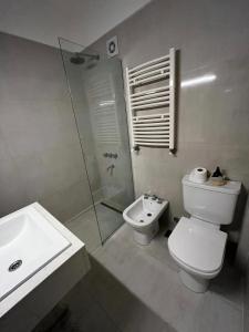 Ένα μπάνιο στο Alquilo departamento céntrico en Bahía Blanca