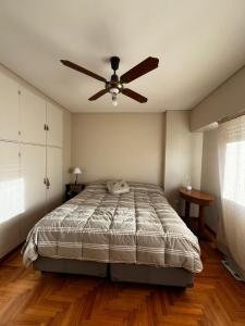 Ένα ή περισσότερα κρεβάτια σε δωμάτιο στο Alquilo departamento céntrico en Bahía Blanca