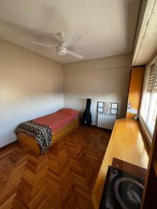 Ένα ή περισσότερα κρεβάτια σε δωμάτιο στο Alquilo departamento céntrico en Bahía Blanca