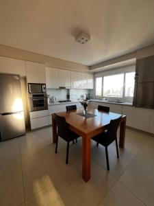 Η κουζίνα ή μικρή κουζίνα στο Alquilo departamento céntrico en Bahía Blanca