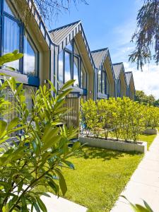 a row of houses with plants in front of them at Domki Premium Nautica blisko plaży in Rewal +44 photos