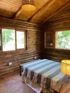 Ένα ή περισσότερα κρεβάτια σε δωμάτιο στο Cabaña Rincón de los Pájaros San Ignacio Cordoba