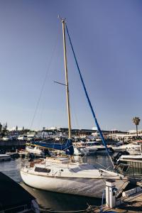 un velero atracado en un puerto deportivo con otros barcos en Seaside Retreat with Postcard Views, en Cascais