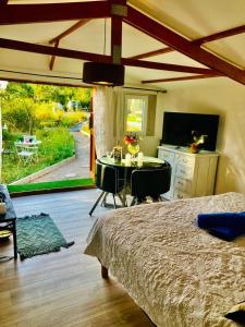 Wood Chalet 1 Monaco Forest La Turbie - Sleeps 4 people في لا توربي: غرفة نوم بسرير ومطبخ مع طاولة