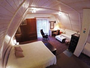 1 dormitorio con 1 cama y 1 habitación con escritorio en Kuća za odmor Gale, en Delnice