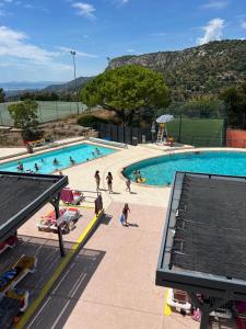 Wood Chalet 1 Monaco Forest La Turbie - Sleeps 4 people في لا توربي: مجموعة من الأشخاص في حمام السباحة