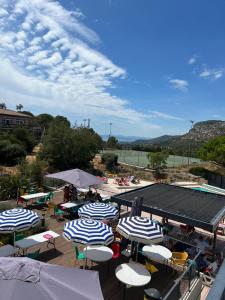 Wood Chalet 1 Monaco Forest La Turbie - Sleeps 4 people في لا توربي: سطح مع كراسي ومظلات ومسبح +46 صورة