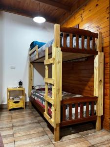 a bedroom with two bunk beds in a cabin at Guazú Departamentos in Puerto Iguazú