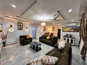 SotuomにあるArek Condos Accraのソファと暖炉のある広いリビングルーム