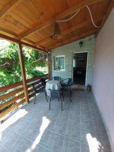 哈卡尼Lilaakác Vendégház的带桌椅的封闭式门廊