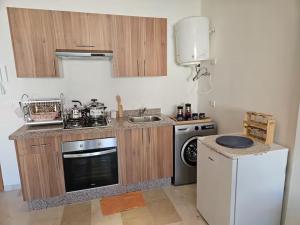 タンジェにあるMagnifique Appartement Vue sur Mer Tangerのキッチン(コンロ、シンク、食器洗い機付)