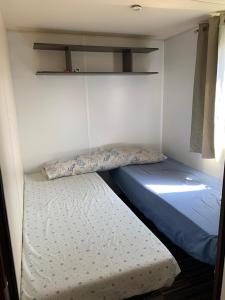 ein kleines Zimmer mit einem Bett und einer Matratze in der Unterkunft Casa prefabricada in El Casar de Escalona