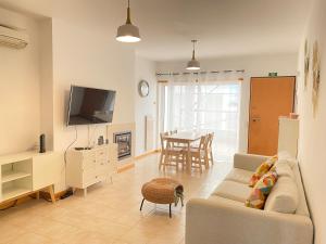 ein Wohnzimmer mit Sofa und Tisch in der Unterkunft Porto de Abrigo in Burgau