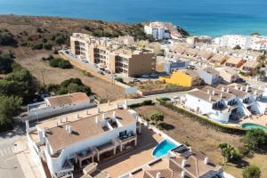 eine Luftaufnahme eines Resorts mit dem Meer in der Unterkunft Porto de Abrigo in Burgau