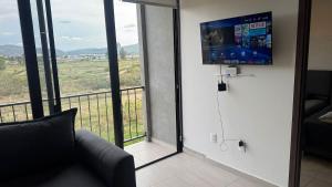 Μια τηλεόραση ή/και κέντρο ψυχαγωγίας στο Departamento 2 Recamaras en Torre Anuva con Alberca y Gym