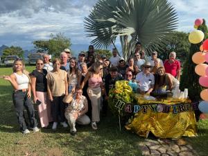 un groupe de personnes posant pour une photo lors d'une fête dans l'établissement Finca turística Villa Carolina, à Sabaletas