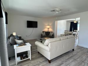 TV a/nebo společenská místnost v ubytování "luxurious 4-bed Furnished Home With Pool"