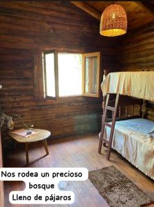 Ένα ή περισσότερα κρεβάτια σε δωμάτιο στο Cabaña Rincón de los Pájaros San Ignacio Cordoba