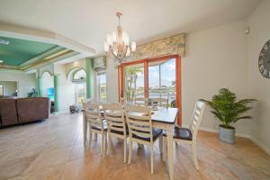 Un comedor con mesa y sillas en Waterfront Home Wcourtyard Pool, en Punta Gorda