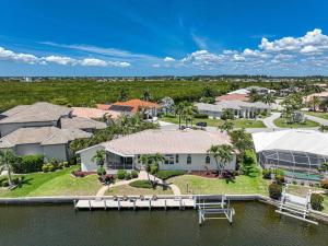 una vista aérea de una casa sobre el agua en Waterfront Home Wcourtyard Pool, en Punta Gorda