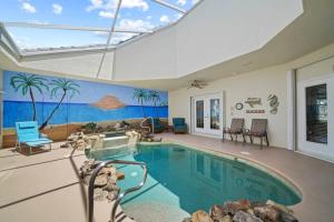 una gran piscina en una habitación con una pintura en la pared en Waterfront Home Wcourtyard Pool, en Punta Gorda