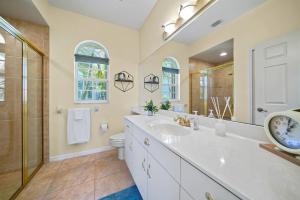 Un baño con lavabo, inodoro y ducha. en Waterfront Home Wcourtyard Pool, en Punta Gorda 26 fotos más