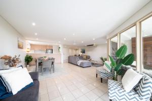 un salon avec un canapé et une table dans l'établissement Phil's Place on Airlie, à Airlie Beach