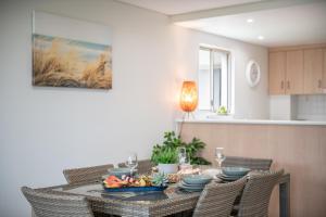 - une table à manger avec une assiette de nourriture dans l'établissement Phil's Place on Airlie, à Airlie Beach 13 autres photos