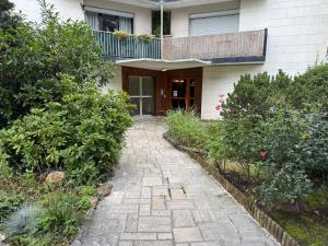 レ・リラにあるLilas houseのバルコニー付きの家へ通じる通路