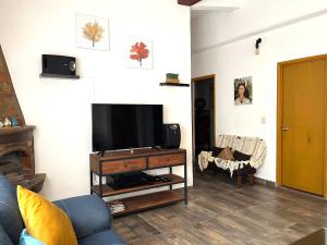 Televisyen dan/atau pusat hiburan di Villa Palmier - Terrace & Gardens - Comfort Calm