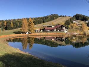 1-bedroom holiday apartment في Zirkitz: منزل على تل بجوار بحيرة