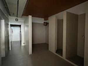 1-bedroom holiday apartment في Zirkitz: مدخل مبنى فيه باب وممر +37 صورة