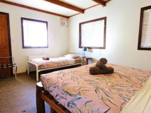 Pilliga Pottery Creative Farmstay客房内的一张或多张床位