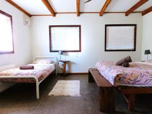 Pilliga Pottery Creative Farmstay客房内的一张或多张床位