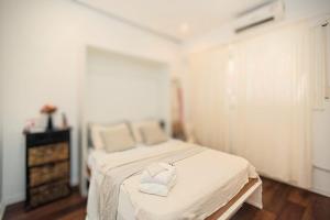 a bedroom with a bed with a towel on it at Abasto, Tango Cultura y gastronomía con estacionamiento - Prox Movistar Arena y Centro in Buenos Aires