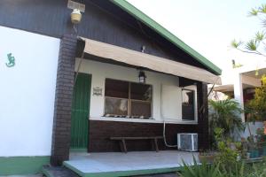 马德罗城Casa Carmelina的窗前带长凳的房子