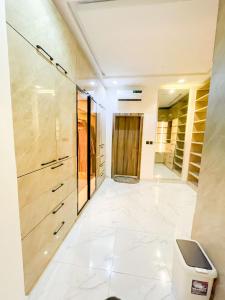 Φωτογραφία από το άλμπουμ του Nova Rise Apartment - Large 3BR with Wifi PS5 247 Power Smart TV σε Lekki