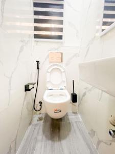 Φωτογραφία από το άλμπουμ του Nova Rise Apartment - Large 3BR with Wifi PS5 247 Power Smart TV σε Lekki +33 φωτογραφίες