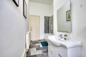 Ένα μπάνιο στο Group Stay 4BR Sleeps 11 Near Ibrox Parking