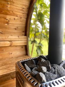 Un contenedor de rocas sobre una mesa con una ventana. en Cabaña Eje Cafetero, Sauna terapéutico, en Filandia
