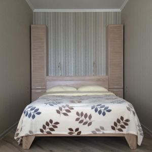 ゲレンジークにあるApartment PiniCasaのベッドルーム1室(花柄のベッドカバー付)