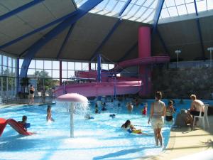 eine Gruppe von Personen in einem Schwimmbad in der Unterkunft Feriecenter & Vandland Øster Hurup in Øster Hurup